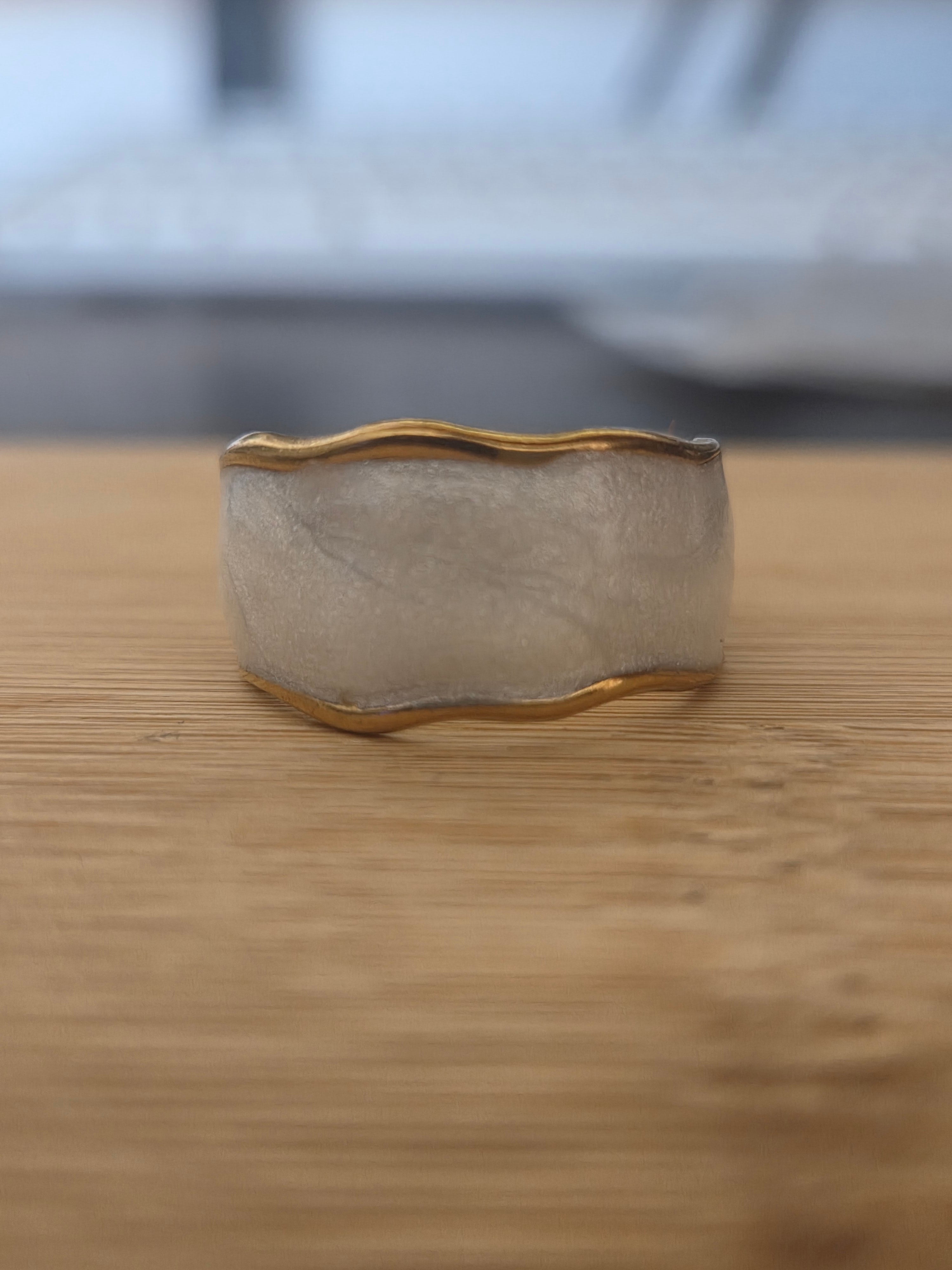 Bague Talia en acier inoxydable doré et incrustation nacrée blanche 